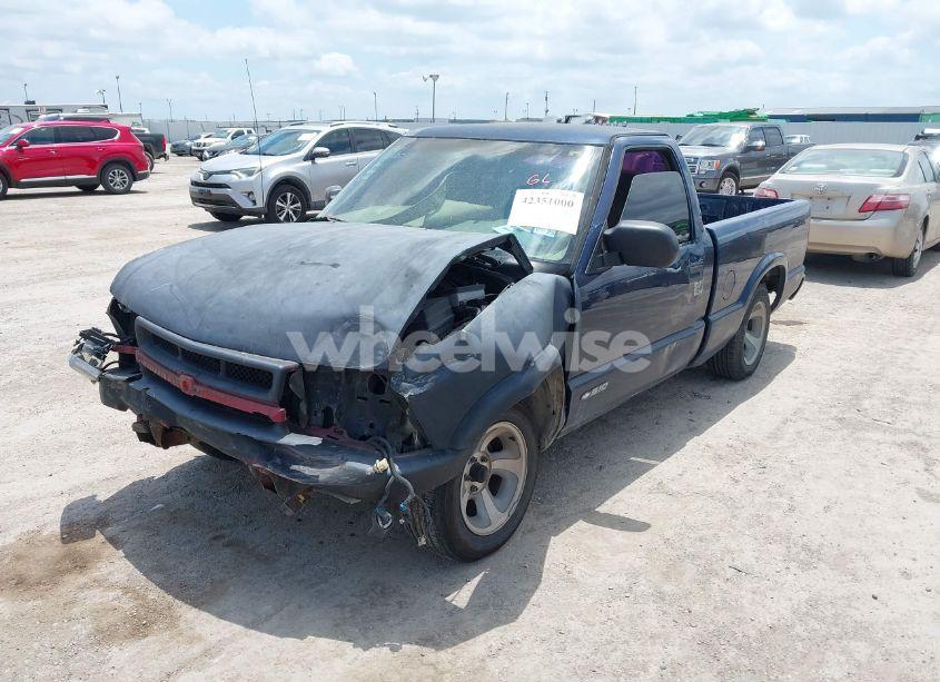 Photo 2 of 1999 Chevrolet S-10 LS (VIN 1GCCS1445X8191064)