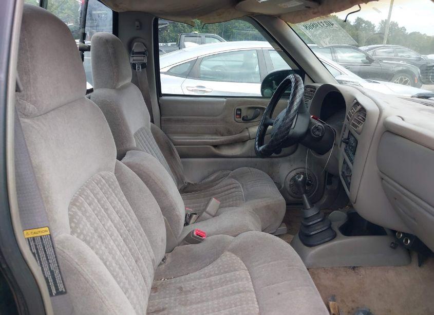 Photo 5 of 2000 Chevrolet S-10 LS (VIN 1GCCS1445Y8114308)