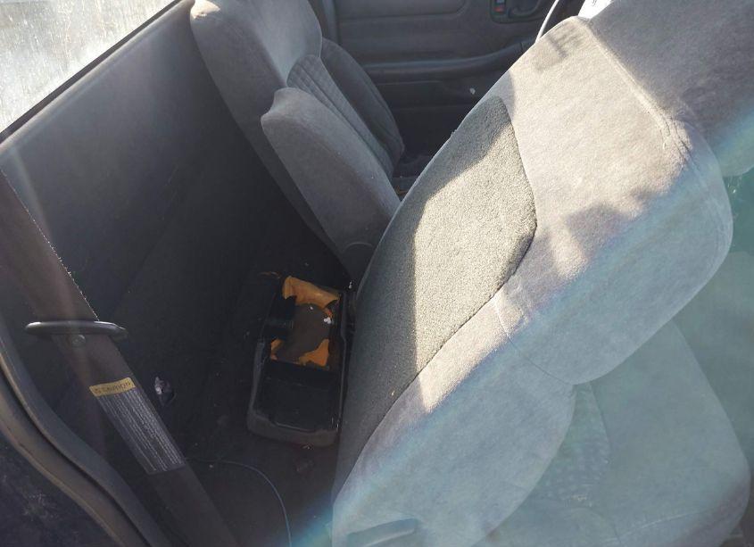 Photo 8 of 2000 Chevrolet S-10 LS (VIN 1GCCS1446YK174097)