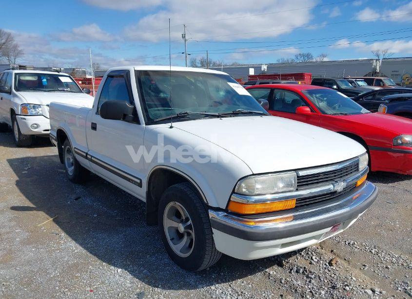 1998 Chevrolet S-10 LS FLEETSIDE (VIN 1GCCS1447WK260094) main photo