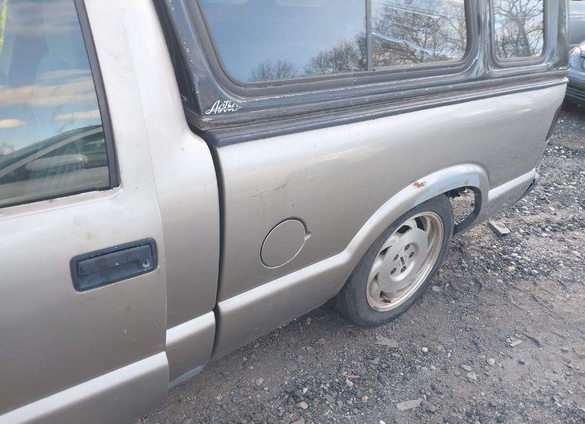 Photo 6 of 1998 Chevrolet S-10 FLEETSIDE (VIN 1GCCS1448WK257172)