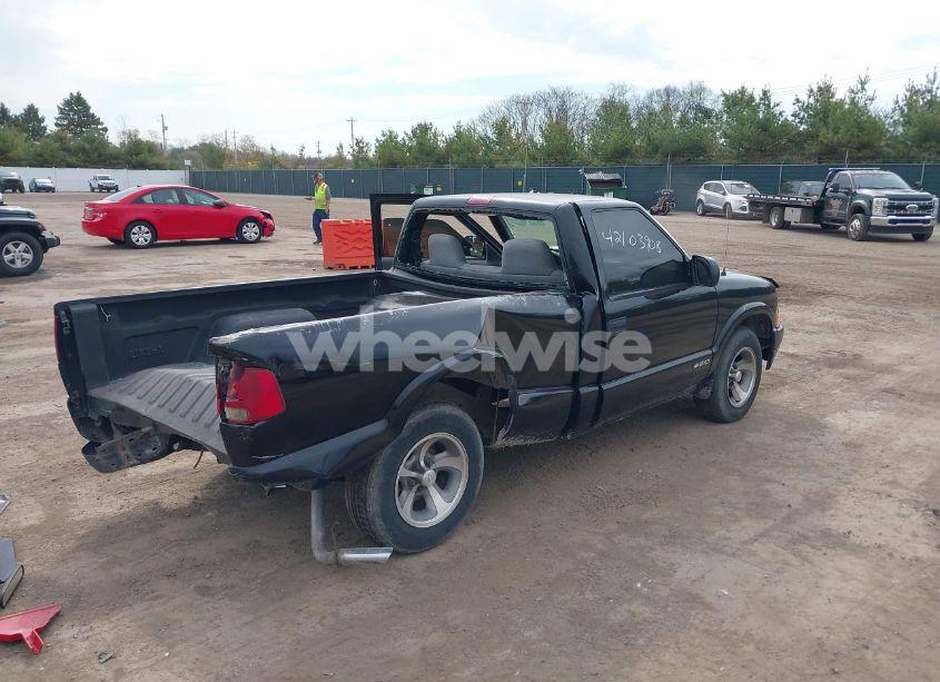 Photo 4 of 1999 Chevrolet S-10 (VIN 1GCCS1448XK236761)