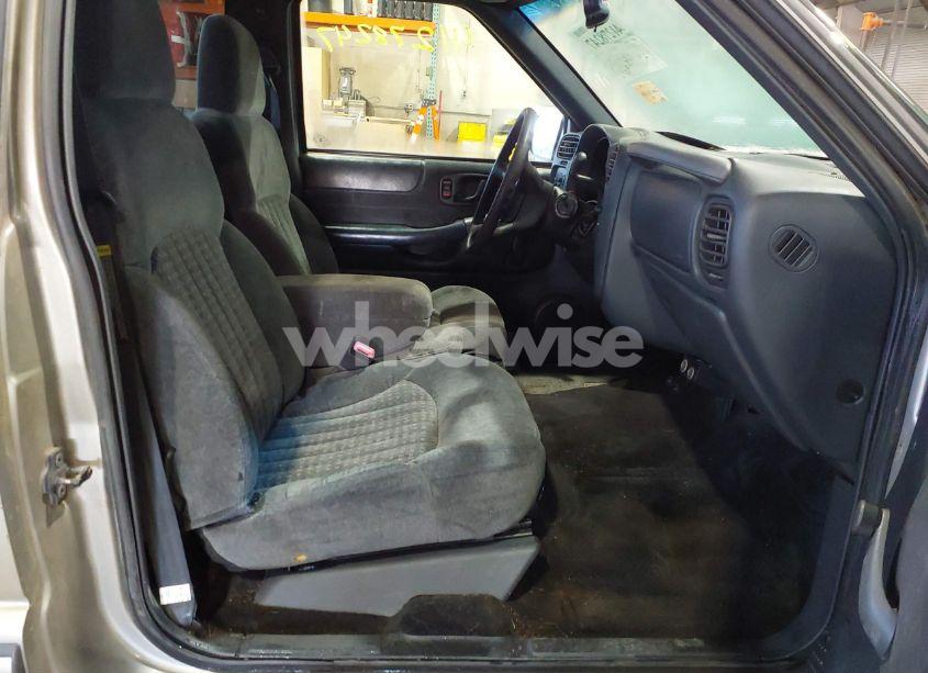 Photo 5 of 2000 Chevrolet S-10 LS (VIN 1GCCS1449YK187118)