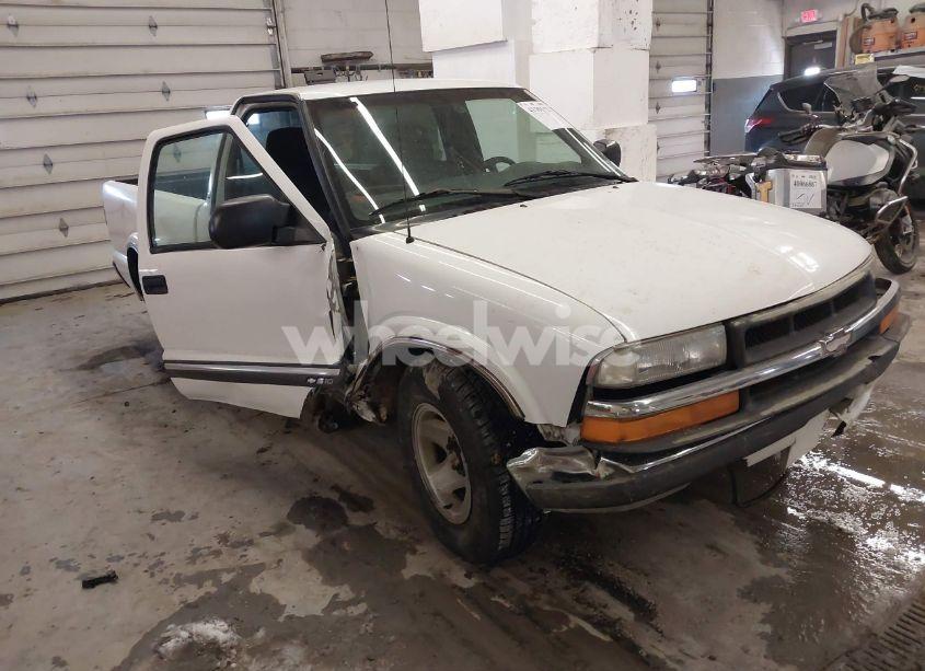 2000 Chevrolet S-10 LS (VIN 1GCCS144XYK137103) main photo