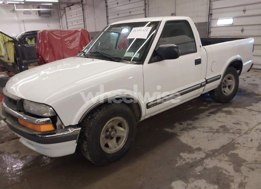 Photo 2 of 2000 Chevrolet S-10 LS (VIN 1GCCS144XYK137103)