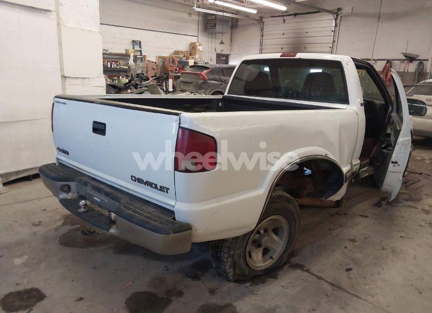 Photo 4 of 2000 Chevrolet S-10 LS (VIN 1GCCS144XYK137103)