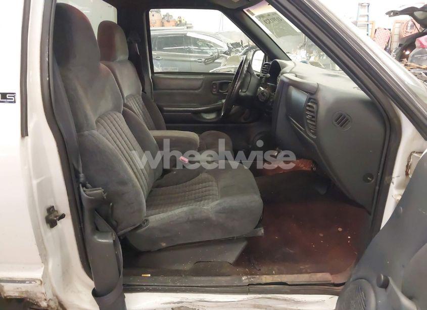 Photo 5 of 2000 Chevrolet S-10 LS (VIN 1GCCS144XYK137103)