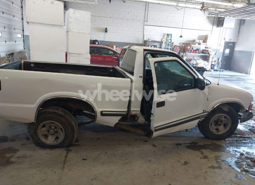 Photo 6 of 2000 Chevrolet S-10 LS (VIN 1GCCS144XYK137103)