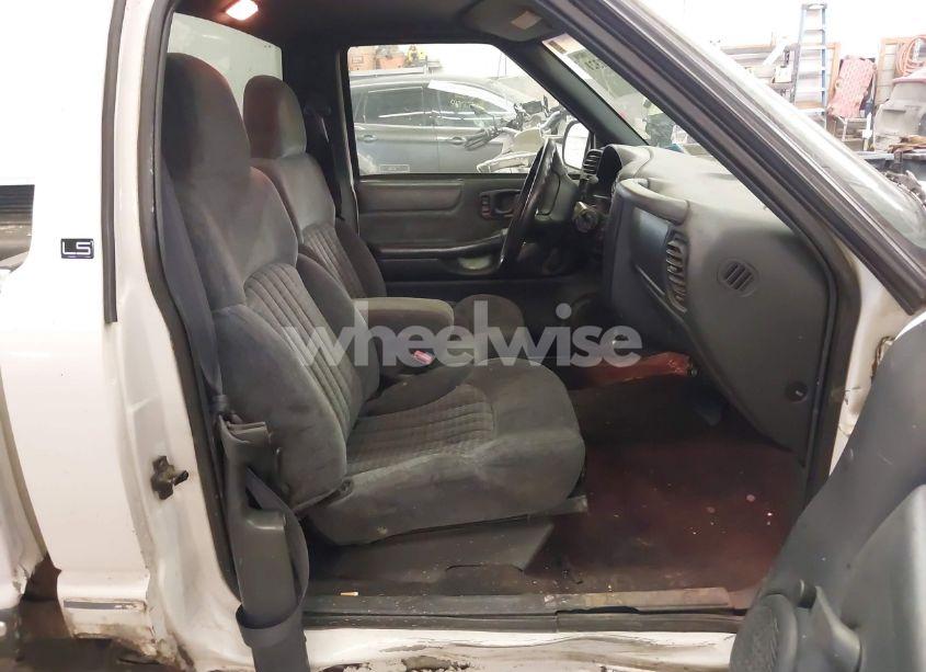 Photo 8 of 2000 Chevrolet S-10 LS (VIN 1GCCS144XYK137103)