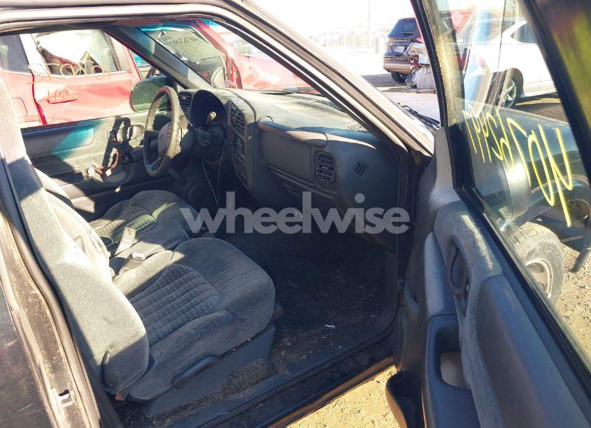 Photo 5 of 2001 Chevrolet S-10 LS (VIN 1GCCS14501K102942)