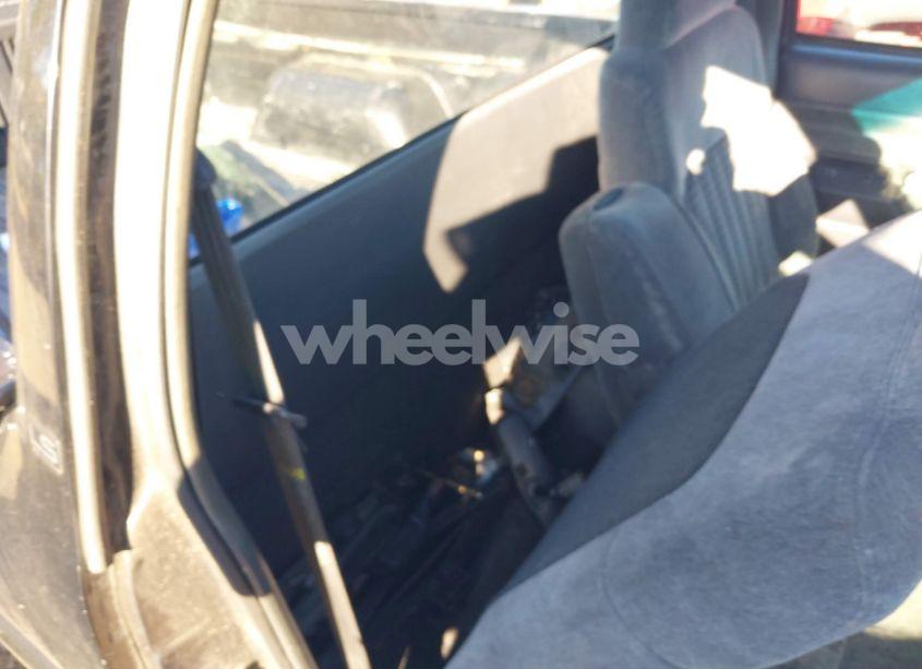 Photo 8 of 2001 Chevrolet S-10 LS (VIN 1GCCS14501K102942)