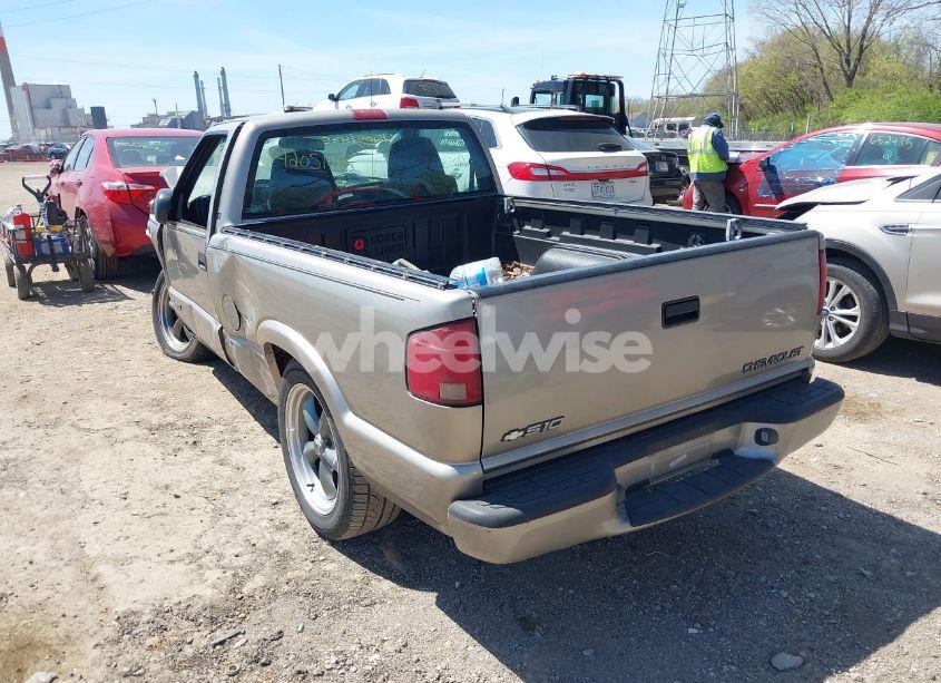 Photo 3 of 2001 Chevrolet S-10 LS (VIN 1GCCS14501K114427)