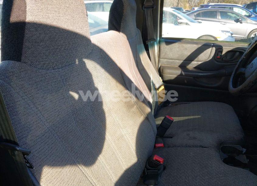 Photo 8 of 2002 Chevrolet S-10 (VIN 1GCCS145128108876)