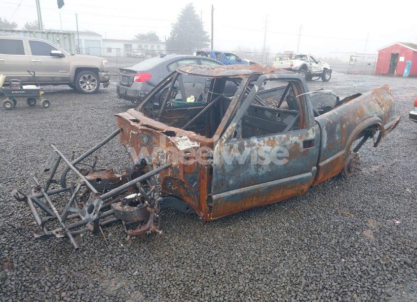 Photo 2 of 2001 Chevrolet S-10 LS (VIN 1GCCS14551K158911)