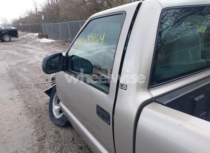 Photo 20 of 2001 Chevrolet S-10 LS (VIN 1GCCS14561K126436)