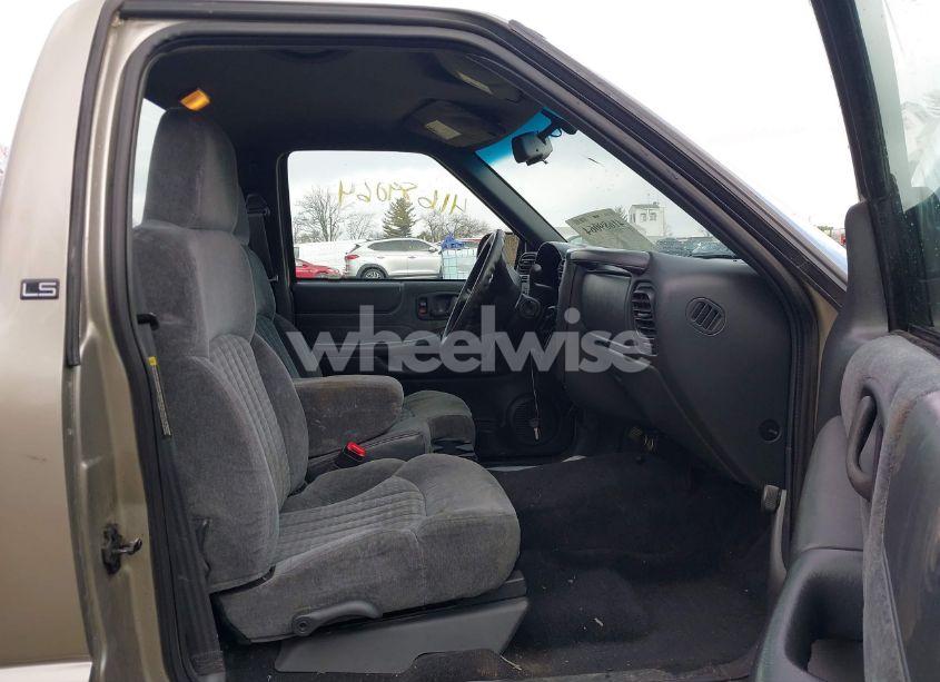 Photo 5 of 2001 Chevrolet S-10 LS (VIN 1GCCS14561K126436)