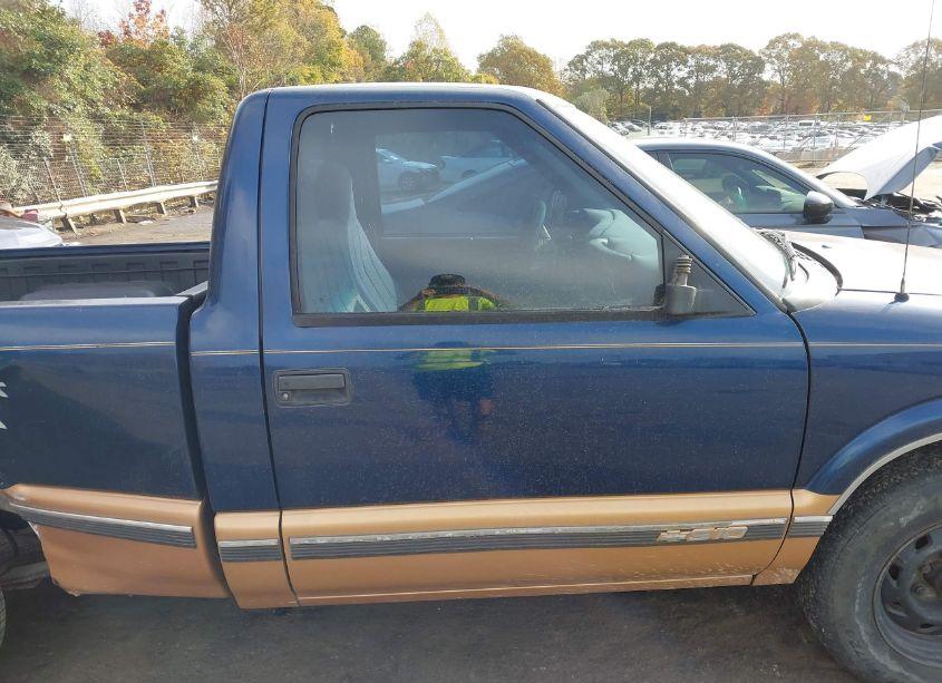 Photo 13 of 2002 Chevrolet S-10 (VIN 1GCCS145628137158)