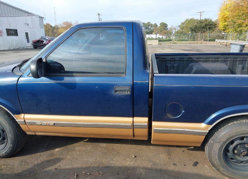Photo 14 of 2002 Chevrolet S-10 (VIN 1GCCS145628137158)