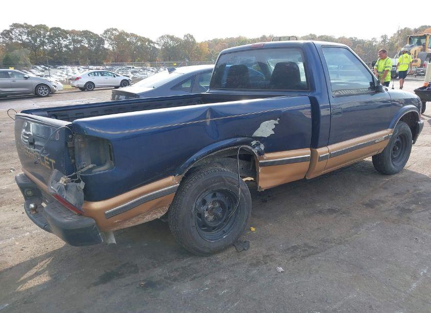 Photo 4 of 2002 Chevrolet S-10 (VIN 1GCCS145628137158)