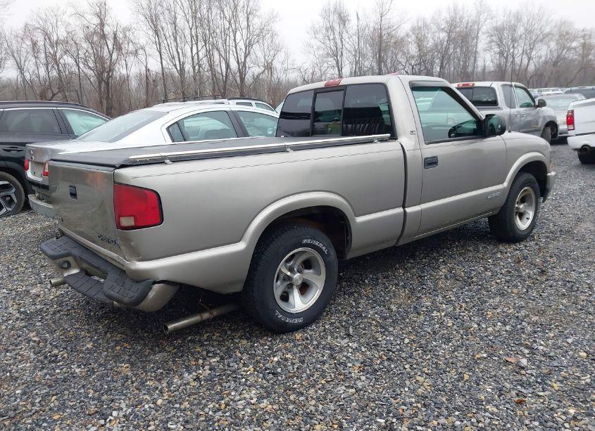 Photo 4 of 2002 Chevrolet S-10 LS (VIN 1GCCS145628141274)