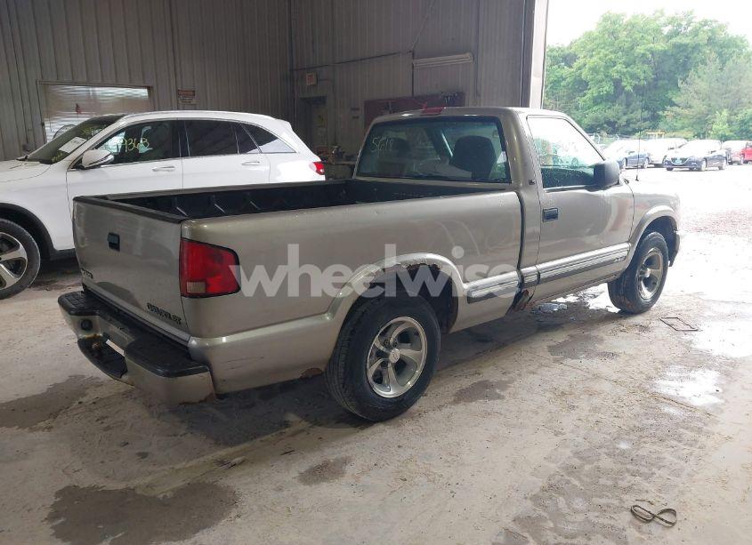 Photo 4 of 2000 Chevrolet S-10 LS (VIN 1GCCS1456YK216812)