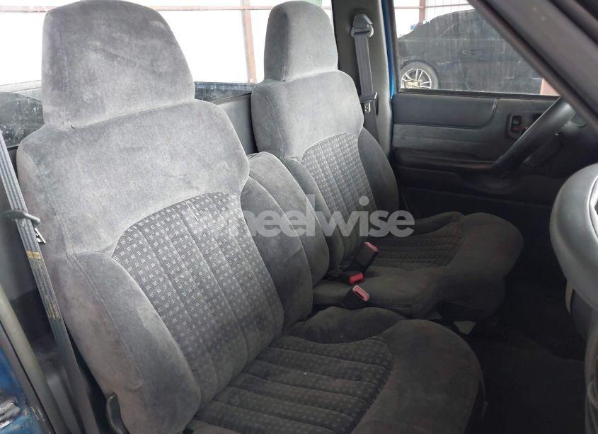 Photo 8 of 2001 Chevrolet S-10 LS (VIN 1GCCS145718229751)