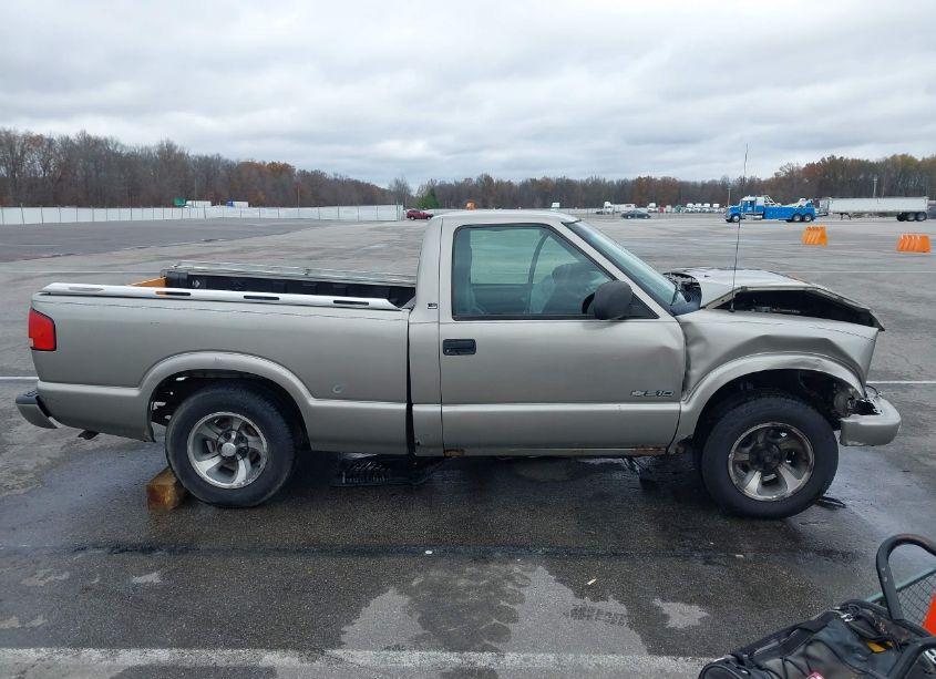 Photo 13 of 2001 Chevrolet S-10 LS (VIN 1GCCS14581K122162)