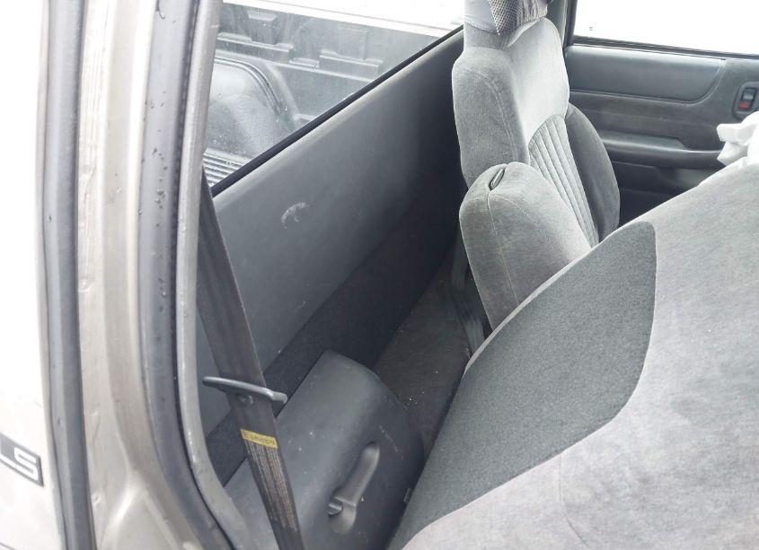 Photo 8 of 2001 Chevrolet S-10 LS (VIN 1GCCS14581K122162)