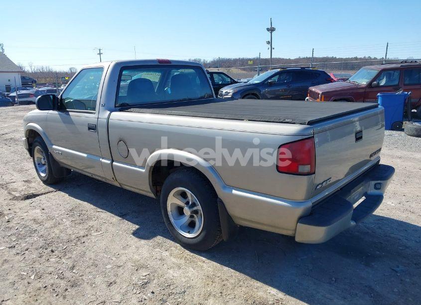 Photo 3 of 2001 Chevrolet S-10 LS (VIN 1GCCS145X18252019)