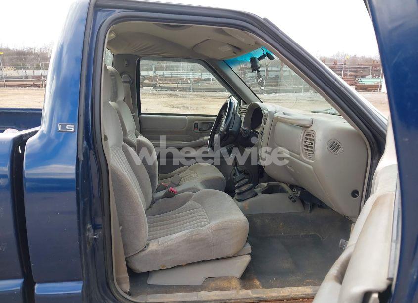 Photo 5 of 2000 Chevrolet S-10 LS (VIN 1GCCS145XYK251420)