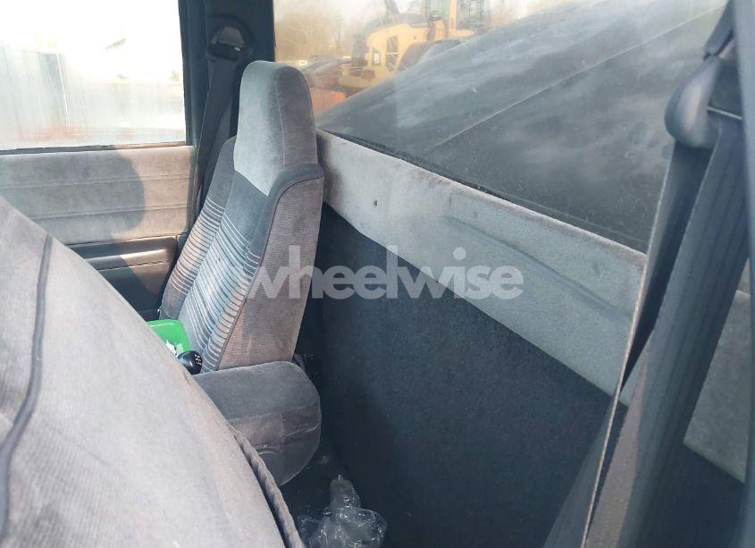 Photo 8 of 1993 Chevrolet S TRUCK S10 (VIN 1GCCS14R8P8188977)