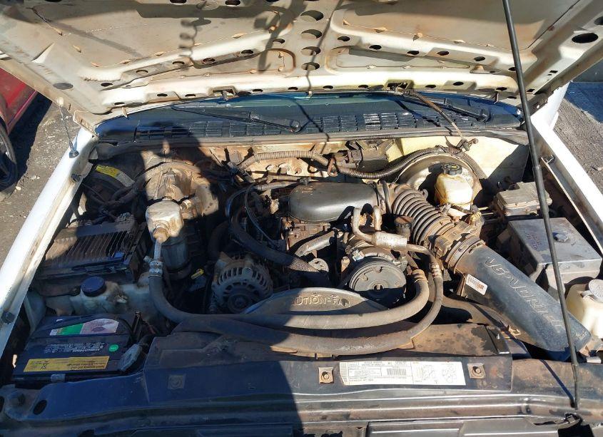 Photo 10 of 2000 Chevrolet S-10 (VIN 1GCCS14WXYK200606)