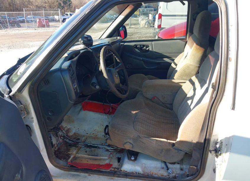 Photo 5 of 2000 Chevrolet S-10 (VIN 1GCCS14WXYK200606)