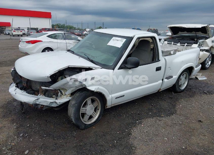 Photo 2 of 1998 Chevrolet S-10 LS SPORTSIDE (VIN 1GCCS14X8W8161937)