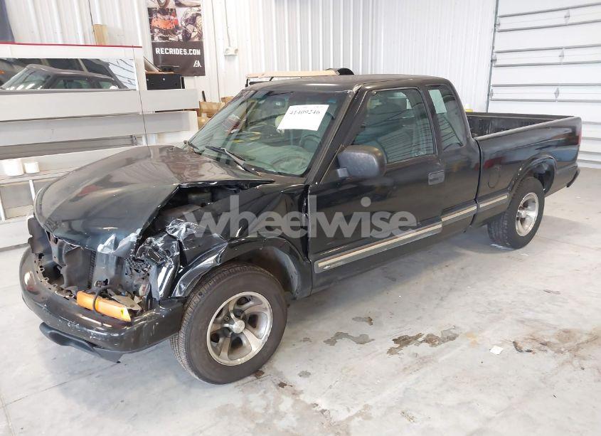 Photo 2 of 2000 Chevrolet S-10 LS (VIN 1GCCS1943YK168119)