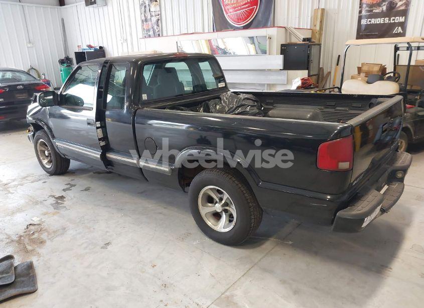 Photo 3 of 2000 Chevrolet S-10 LS (VIN 1GCCS1943YK168119)