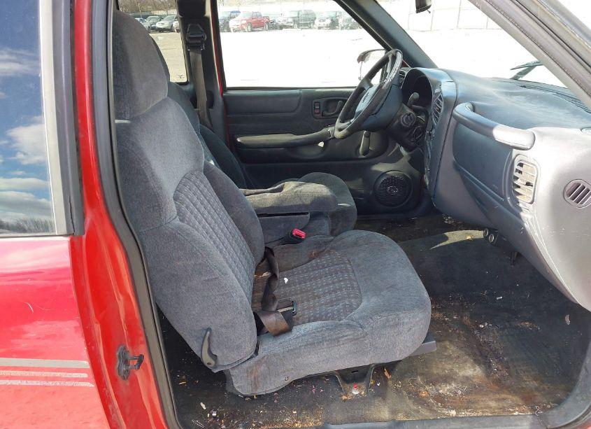 Photo 5 of 2000 Chevrolet S-10 LS (VIN 1GCCS1949Y8104874)