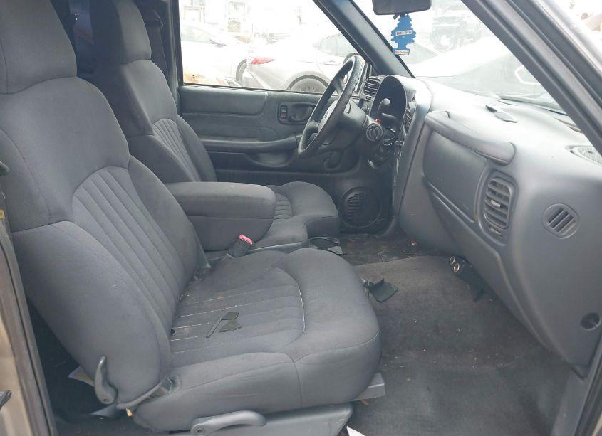 Photo 5 of 2000 Chevrolet S-10 LS (VIN 1GCCS1949Y8176996)