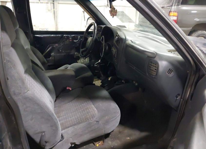 Photo 5 of 2000 Chevrolet S-10 LS (VIN 1GCCS194XY8175842)