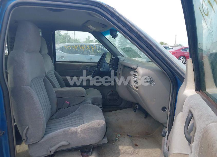 Photo 5 of 2001 Chevrolet S-10 LS (VIN 1GCCS19511K147364)