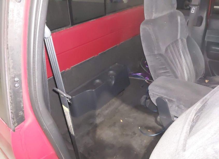 Photo 8 of 2000 Chevrolet S-10 LS (VIN 1GCCS1951Y8217095)