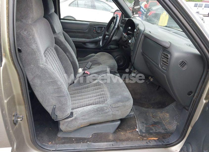 Photo 5 of 2000 Chevrolet S-10 LS (VIN 1GCCS1951Y8297501)