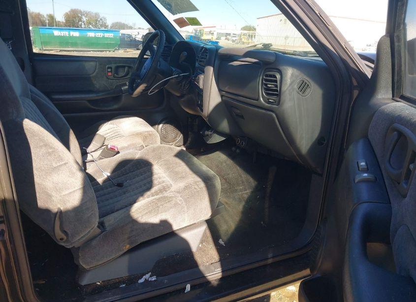 Photo 5 of 2000 Chevrolet S-10 LS (VIN 1GCCS1952Y8237498)