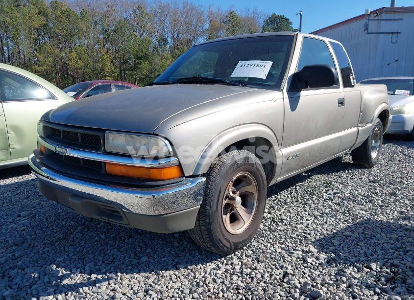 Photo 2 of 2000 Chevrolet S-10 LS (VIN 1GCCS1953Y8230205)