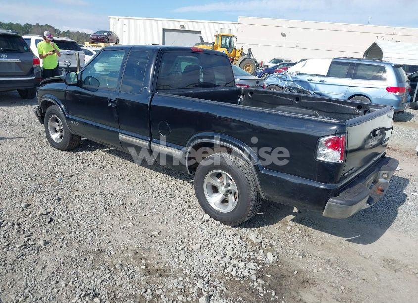 Photo 3 of 2000 Chevrolet S-10 LS (VIN 1GCCS1954Y8223876)