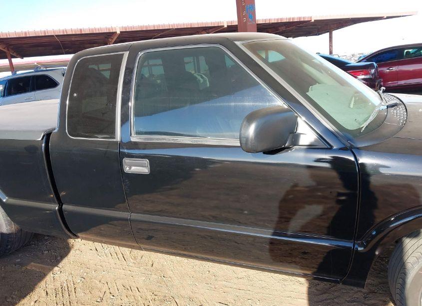 Photo 13 of 2001 Chevrolet S-10 LS (VIN 1GCCS195718154896)