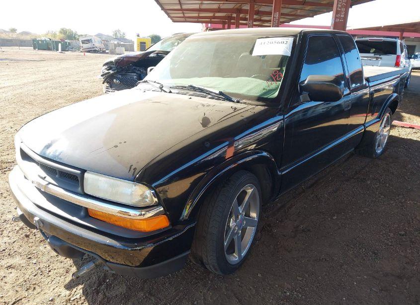 Photo 2 of 2001 Chevrolet S-10 LS (VIN 1GCCS195718154896)