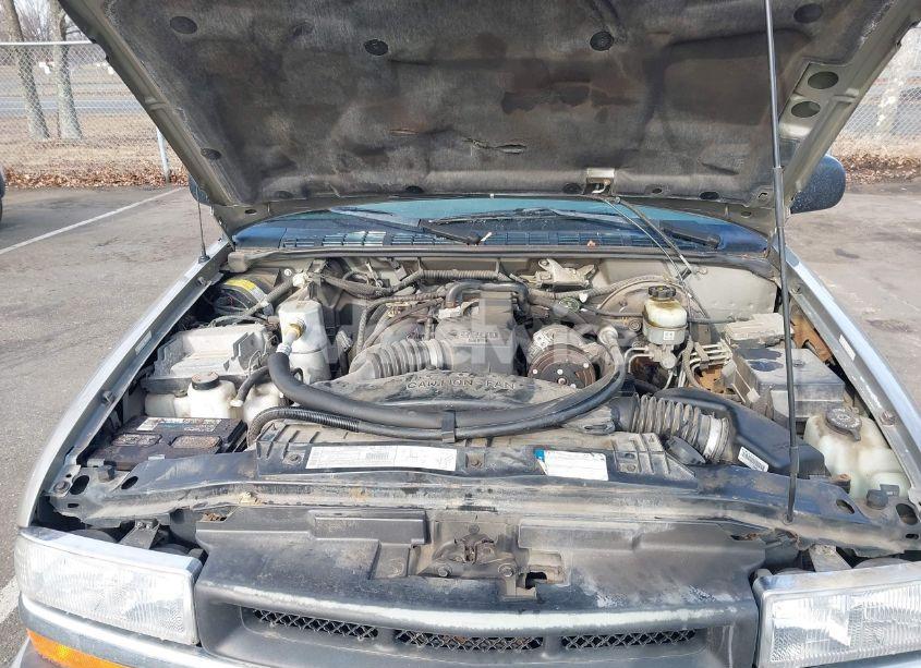 Photo 10 of 2001 Chevrolet S-10 LS (VIN 1GCCS19571K141956)