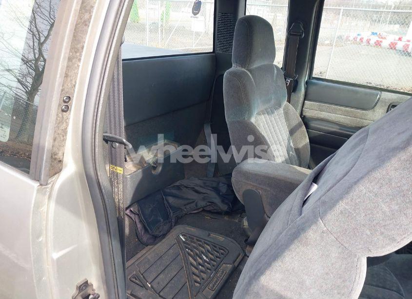 Photo 8 of 2001 Chevrolet S-10 LS (VIN 1GCCS19571K141956)