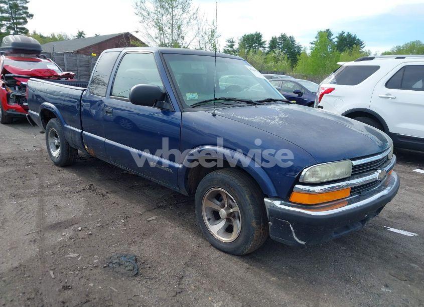 2002 Chevrolet S-10 LS (VIN 1GCCS195728152566) main photo